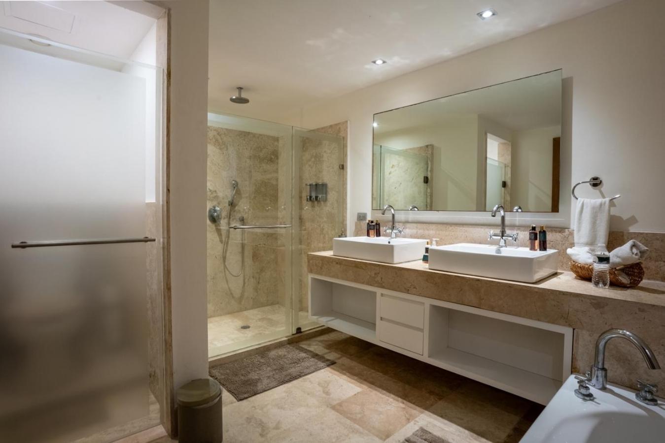 2br Beachfront Exclusive W/ Features Apartment *