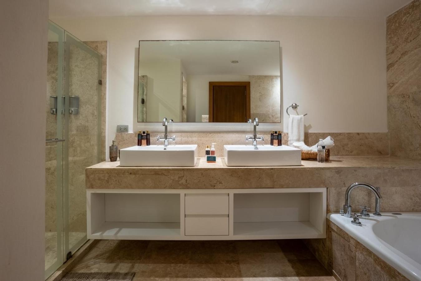 2br Beachfront Exclusive W/ Features Apartment Cancun