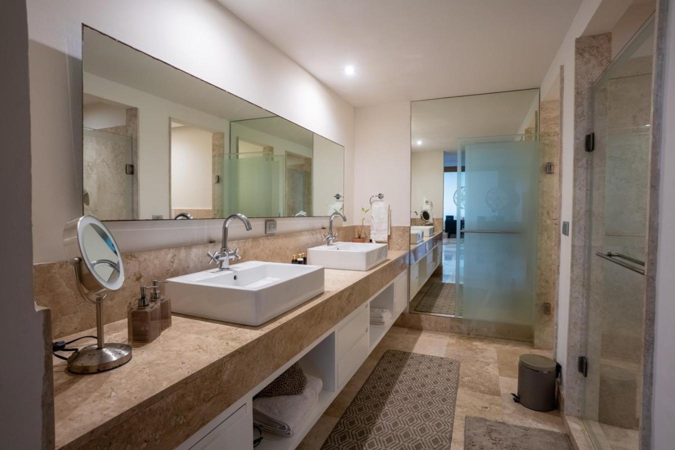 Apartment 2br Beachfront Exclusive W/ Features Cancun