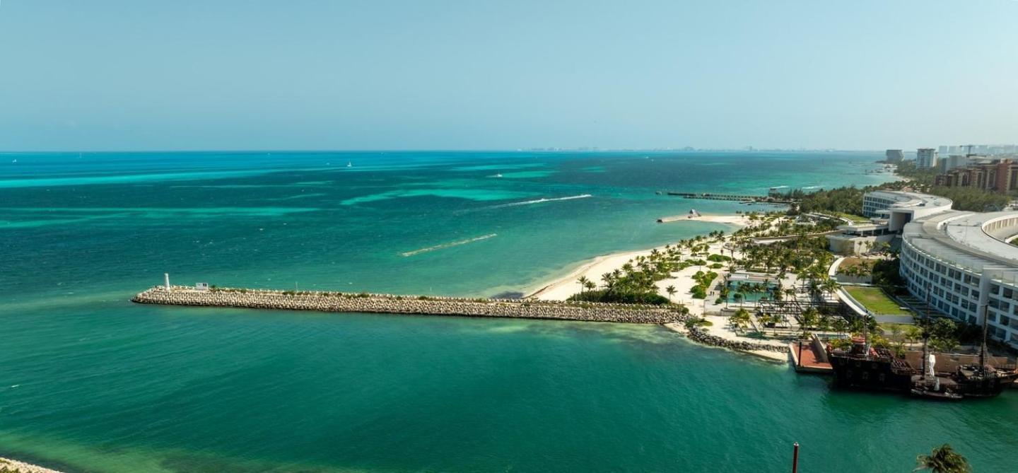 2br Beachfront Exclusive W/ Features Apartment *